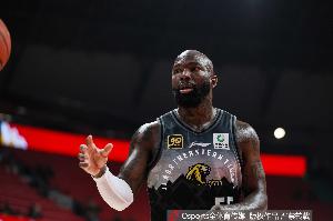 leyu体育app-还得我撑着！琼斯39分钟26中8&amp;14罚11中砍29分17板10助 正负值+1