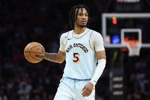 在线体育-冲击力十足但三分手感不佳！卡斯尔18中7&amp;三分7中1拿到22分8助攻