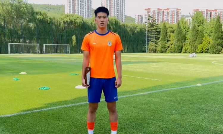 彭啸领取中乙第13轮最佳球员奖杯：希望用这个奖作为前进动力！