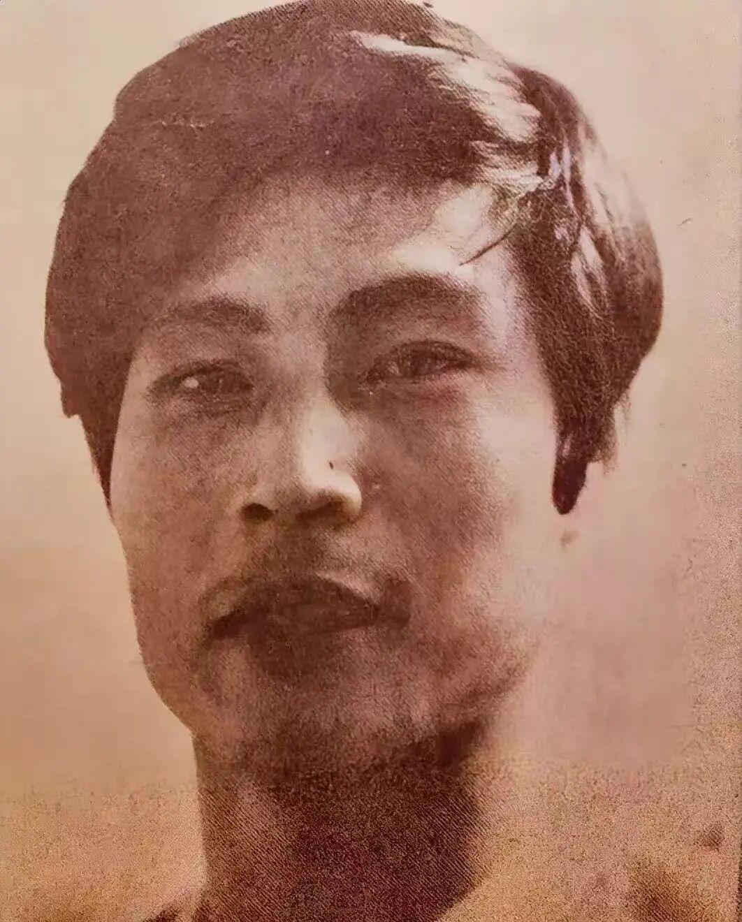 原南京部队足球队当家前锋，曾获得甲级联赛和足协杯金靴，黄德兴