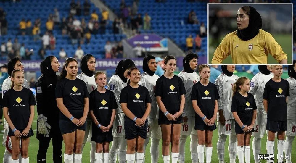 乐鱼体育app-拒唱国歌到高唱国歌！伊朗女足向国旗敬礼 戴头巾+穿长衣长裤踢球