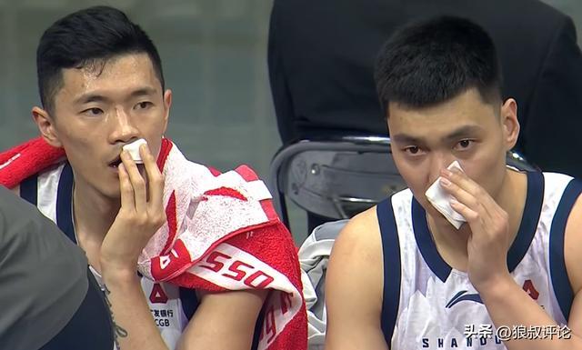体育娱乐-复刻CBA名画！陈林坚和陈培东同时拿纸巾擦血引关注